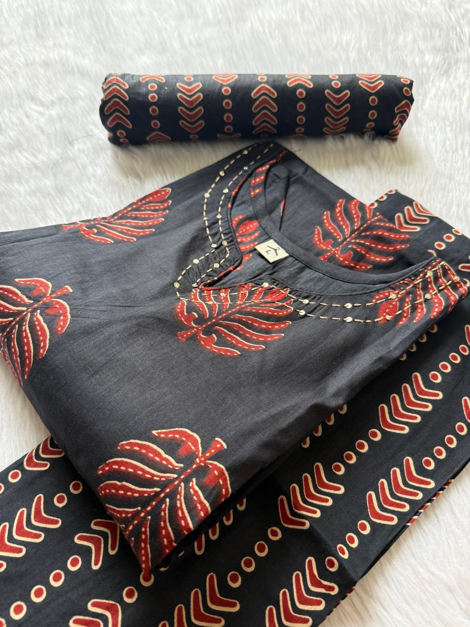 Round Neck Leaf Printed Cotton Kurti Pant Dupatta Set - Black