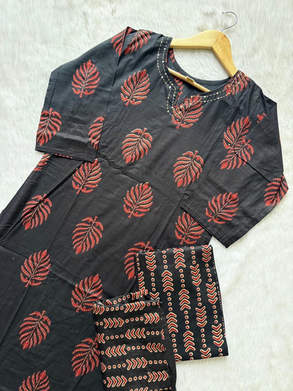 Round Neck Leaf Printed Cotton Kurti Pant Dupatta Set - Black